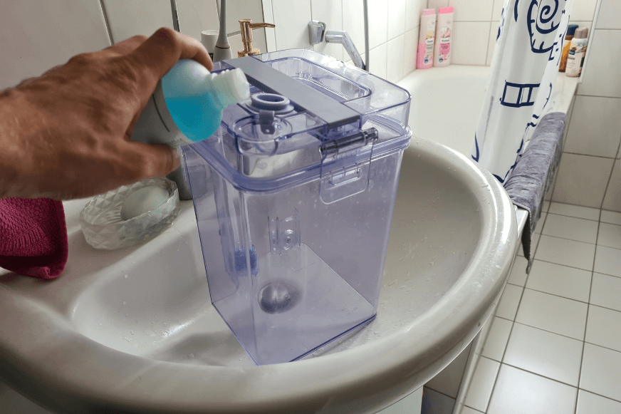 Специальная жидкость для роботов-пылесосов добавляется в резервуар для чистой воды Ecovacs Deebot X1 OMNI.